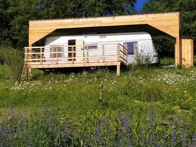 Jardin de l'établissement cararetro , caravane chauffée et climatisée
