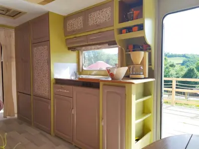 Cuisine ou kitchenette dans l'établissement cararetro , caravane chauffée et climatisée