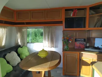 Télévision ou salle de divertissement dans l'établissement cararetro , caravane chauffée et climatisée