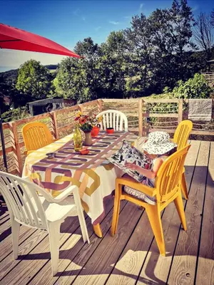 Balcon ou terrasse dans l'établissement cararetro , caravane chauffée et climatisée