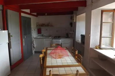 Cuisine ou kitchenette dans l'établissement Maison de montagne