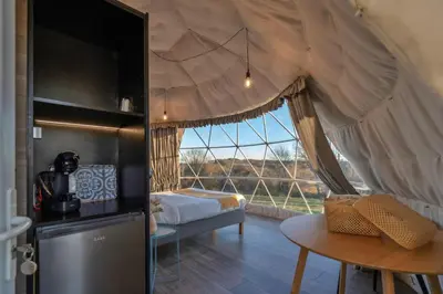Cuisine ou kitchenette dans l'établissement Au Champ de l'Insolite