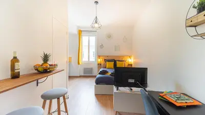 Télévision ou salle de divertissement dans l'établissement Cosy Apparts Brive