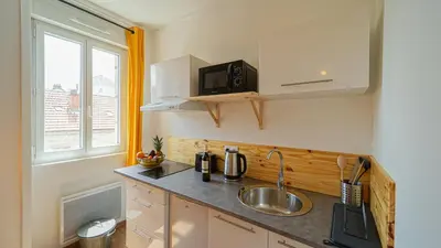 Cuisine ou kitchenette dans l'établissement Cosy Apparts Brive