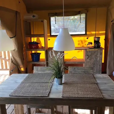 Coin salon dans l'établissement Camping Le Mondou