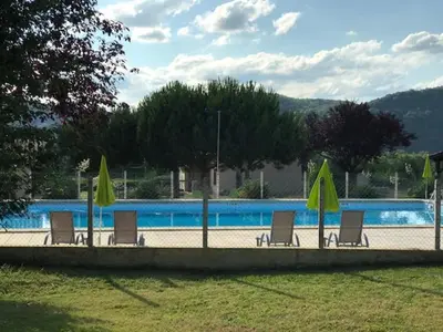 Piscine de l'établissement Camping Le Mondou ou située à proximité