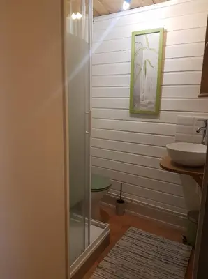 Salle de bains dans l'établissement Le cocon du sancy
