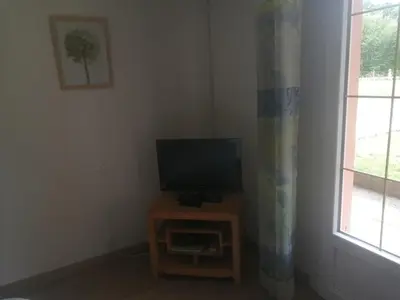 Télévision ou salle de divertissement dans l'établissement Le petit nid
