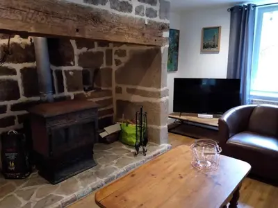Télévision ou salle de divertissement dans l'établissement Maison Village Hautefage