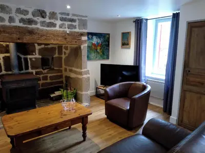 Coin salon dans l'établissement Maison Village Hautefage