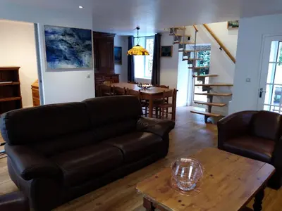 Coin salon dans l'établissement Maison Village Hautefage