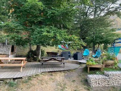 Jardin de l'établissement Auberge de Jeunesse HI Le Mont-Dore