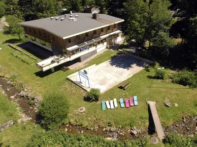 Jardin de l'établissement Auberge de Jeunesse HI Le Mont-Dore