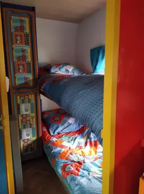 Un ou plusieurs lits dans un hébergement de l'établissement caradjango , caravane chauffée et climatisée