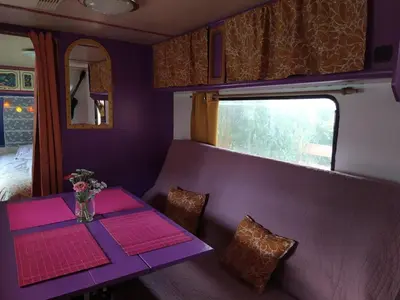 Coin salon dans l'établissement caradjango , caravane chauffée et climatisée