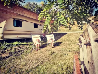 Jardin de l'établissement caradjango , caravane chauffée et climatisée