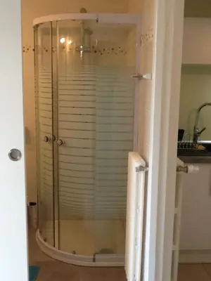 Salle de bains dans l'établissement Le Clos Doménat 1