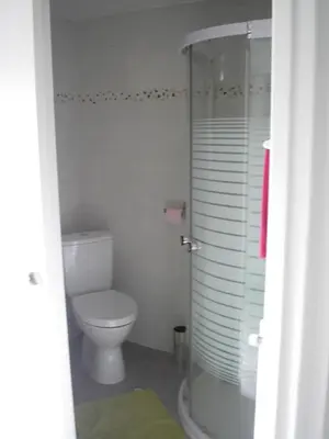 Salle de bains dans l'établissement Le Clos Doménat 1