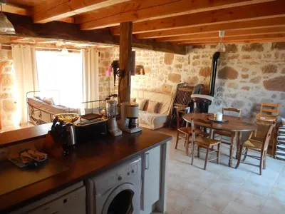 Cuisine ou kitchenette dans l'établissement gite climatisé au calme à la campagne
