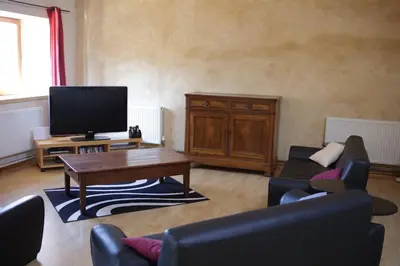 Télévision ou salle de divertissement dans l'établissement les Tours de Bombel