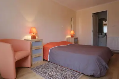 Un ou plusieurs lits dans un hébergement de l'établissement les Tours de Bombel