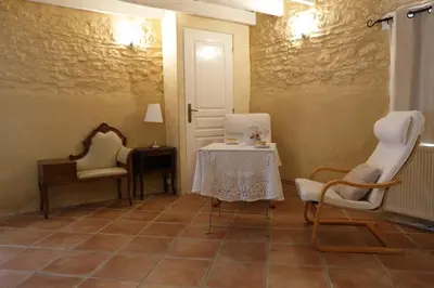 Coin salon dans l'établissement les Tours de Bombel