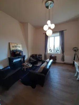 Coin salon dans l'établissement Chateau Sourliavoux, appartement en chambres d'hôtes