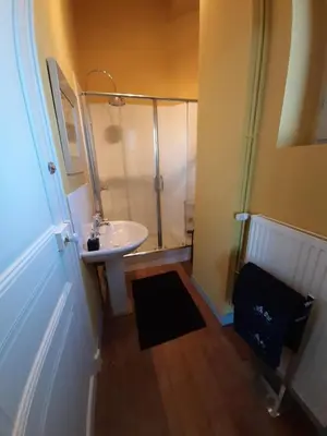 Salle de bains dans l'établissement Chateau Sourliavoux, appartement en chambres d'hôtes