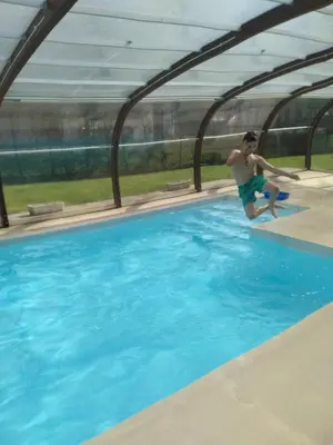 Piscine de l'établissement gîte m et m ou située à proximité