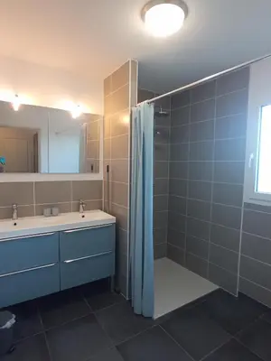 Salle de bains dans l'établissement La Masquénada 85 m2, neuve, moderne, confort avec grand garage