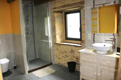 Salle de bains dans l'établissement Grande maison de caractère en pierres -superbe vue