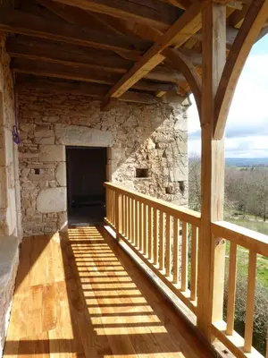 Balcon ou terrasse dans l'établissement Grande maison de caractère en pierres -superbe vue