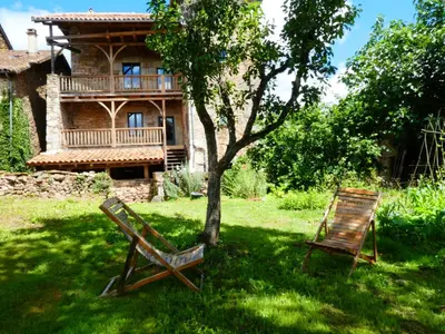 Jardin de l'établissement Grande maison de caractère en pierres -superbe vue