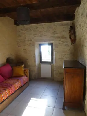 Un ou plusieurs lits dans un hébergement de l'établissement Grande maison de caractère en pierres -superbe vue