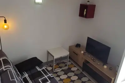 Télévision ou salle de divertissement dans l'établissement LE STULLEDIO tt confort et très bien situé a deux pas du centre ville