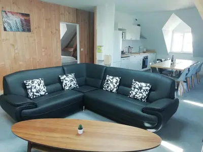 Coin salon dans l'établissement Gîte de Granit Noir
