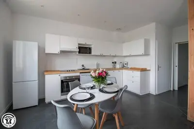 Cuisine ou kitchenette dans l'établissement Gîte de Granit Bleu