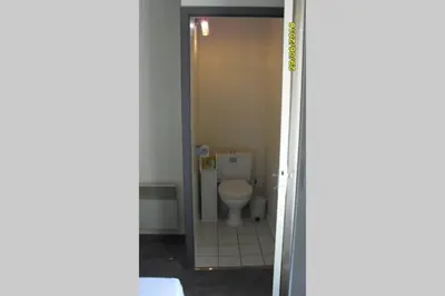 Salle de bains dans l'établissement GITE à LA FERME PRES VULCANIA-GR89