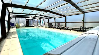 Piscine de l'établissement Douceur d eau gite de charme avec piscine couverte chauffée 28 degré Padirac rocamadour ou située à proximité