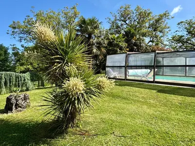 Piscine de l'établissement Douceur d eau gite de charme avec piscine couverte chauffée 28 degré Padirac rocamadour ou située à proximité