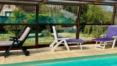 Piscine de l'établissement Douceur d eau gite de charme avec piscine couverte chauffée 28 degré Padirac rocamadour ou située à proximité