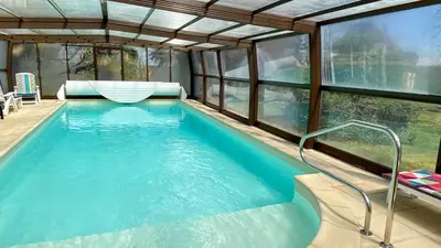 Piscine de l'établissement Douceur d eau gite de charme avec piscine couverte chauffée 28 degré Padirac rocamadour ou située à proximité