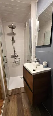 Salle de bains dans l'établissement Lodge-Sagne une ferme rénovée au cœur du Cantal à proximité de la station de ski du Lioran