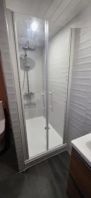 Salle de bains dans l'établissement Lodge-Sagne une ferme rénovée au cœur du Cantal à proximité de la station de ski du Lioran