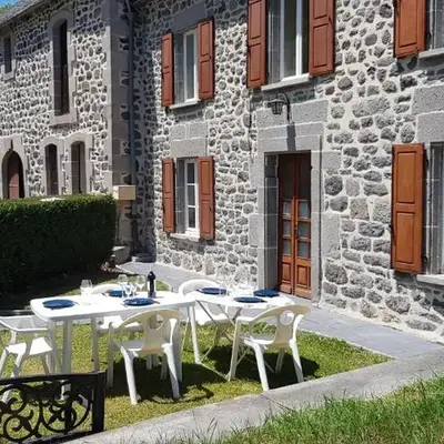 Lodge-Sagne une ferme rénovée au cœur du Cantal à proximité de la station de ski du Lioran