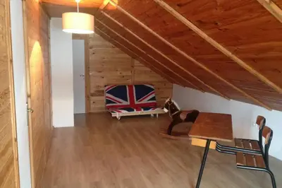 Coin salon dans l'établissement Chalet en pleine nature pour 12 personnes