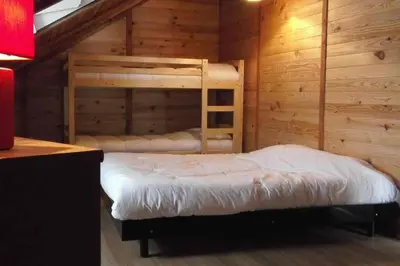Un ou plusieurs lits dans un hébergement de l'établissement Chalet en pleine nature pour 12 personnes