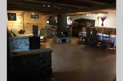 Coin salon dans l'établissement Chalet en pleine nature pour 12 personnes