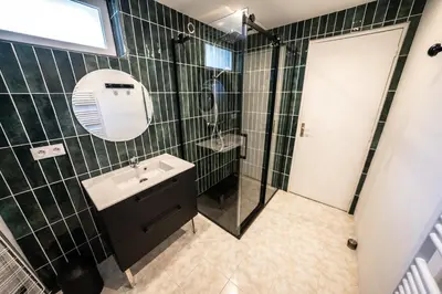 Salle de bains dans l'établissement Gîte Jardin - Broussas Beach - Stay In Vassivière