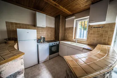 Cuisine ou kitchenette dans l'établissement Gîte Jardin - Broussas Beach - Stay In Vassivière